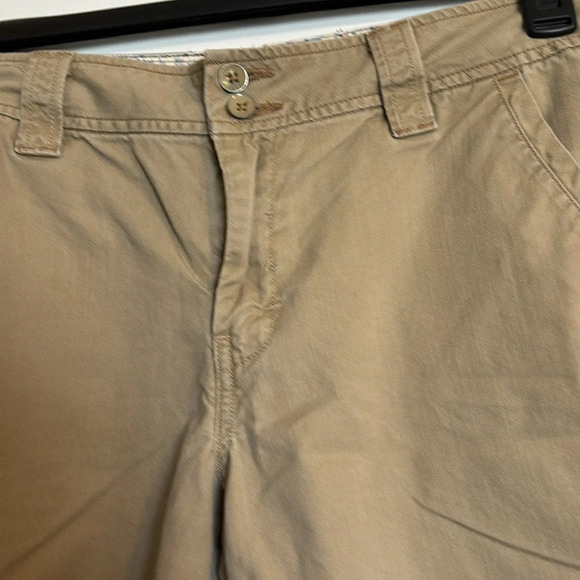 Levi’s women’s tan 10” inseam shorts size 8 - Picture 2 of 9